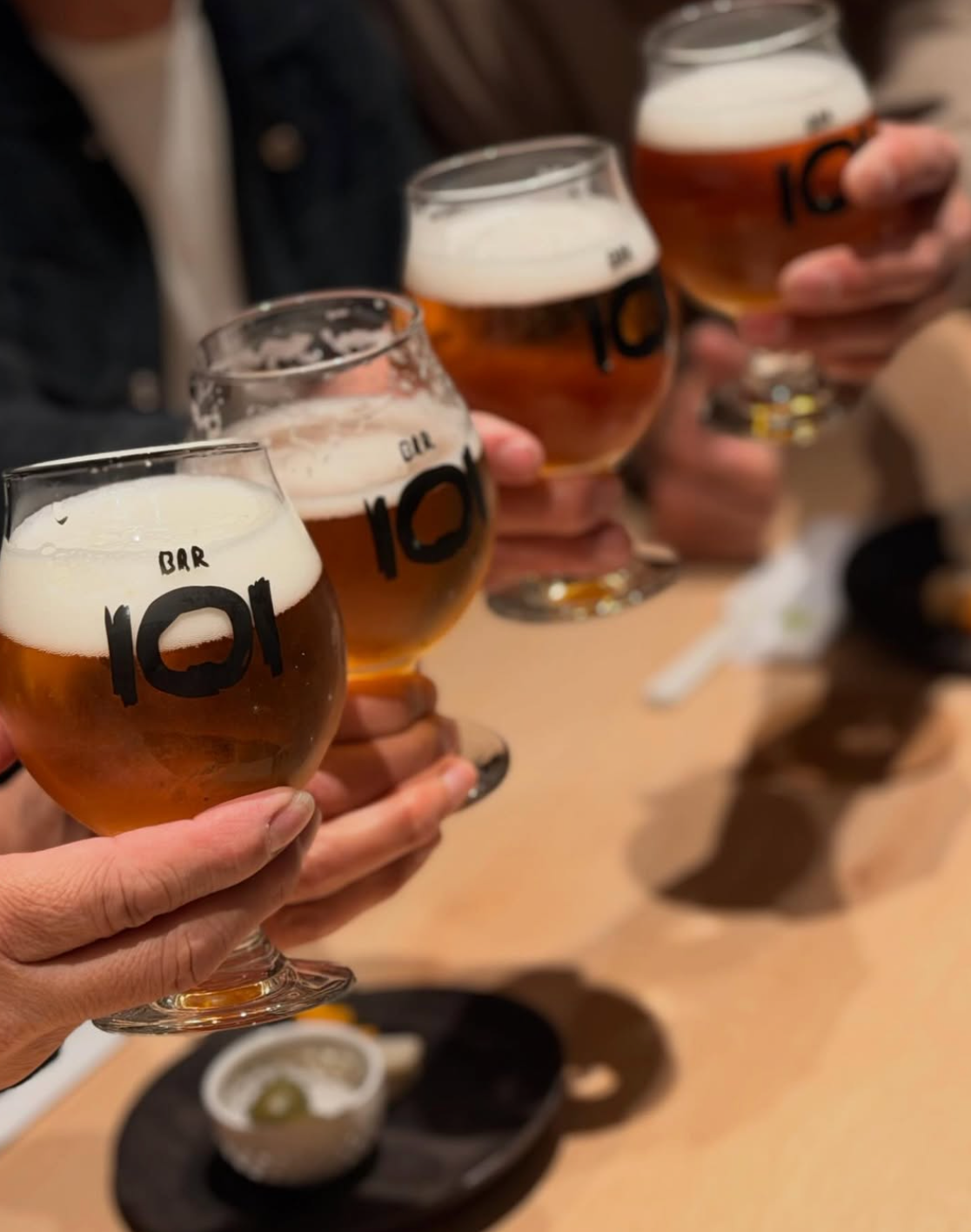 BAR101のグラスで乾杯する手元