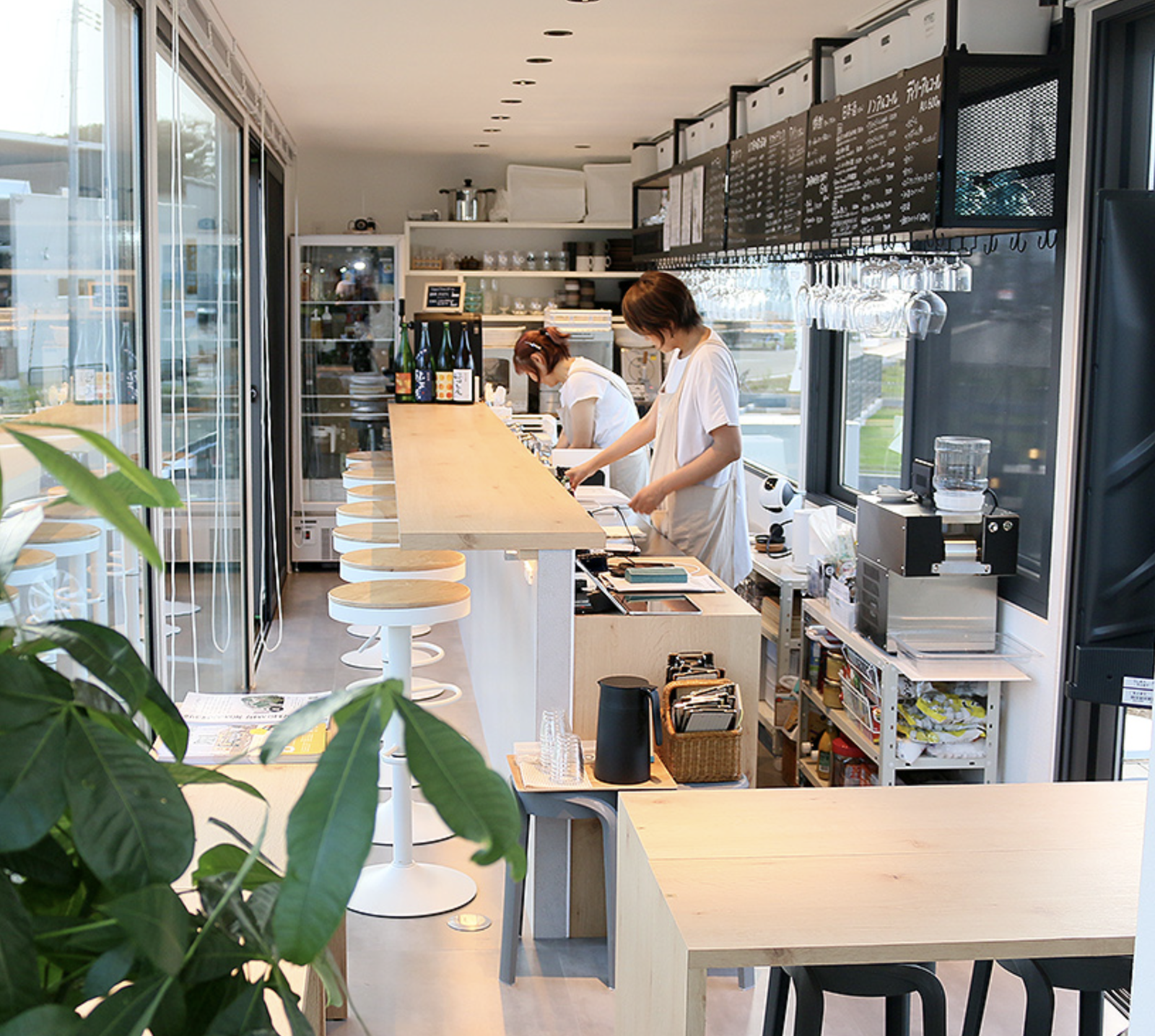 昼間のBAR101の外観とテラスの様子
